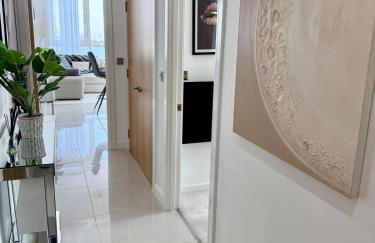 Luxury Waterfront Apartment With Panoramic View - Photo 18