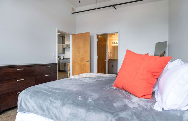 Luxury Historic Loft with Gym - Photo 22