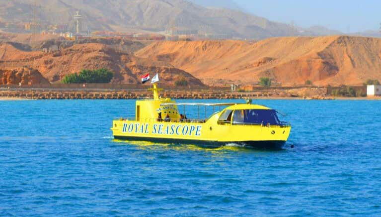 Paseo en barco con fondo de cristal