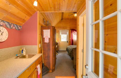 Walk to Trails and Butte Creek Cozy Retreat with Deck - Foto 11