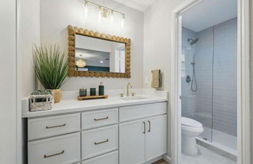 Spacious 5BR Getaway with Pool - Foto 38