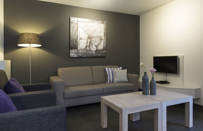 High-end Villa Nestled in Greenery - Photo 6