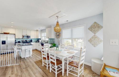 Updated three-story home with kayaks, bikes, & water views - great location - Foto 6