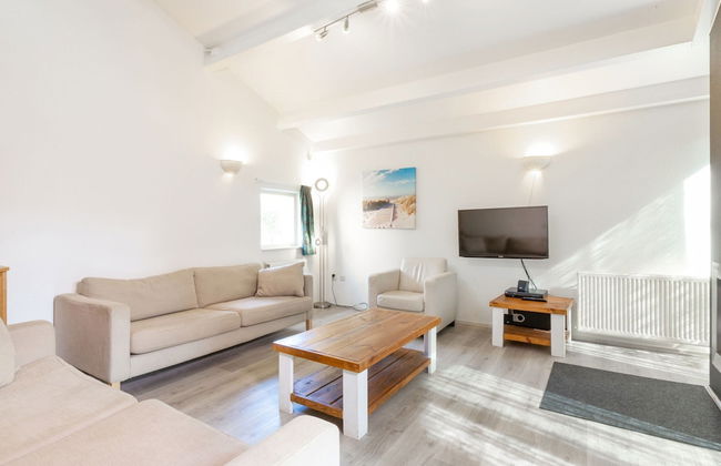 Restyled Holiday Home with 2 Bathrooms near Beach - Photo 7