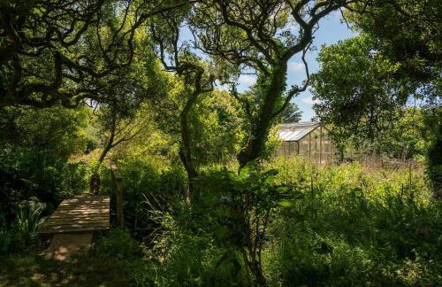 Naut Retreat - Idyllic hideaway with hot tub, gym & gamesroom ideally located in Zennor near St Ives - Photo 62