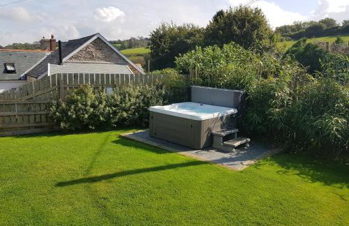 Luxury Farmhouse Retreat with Private Hot Tub & EV - Foto 41