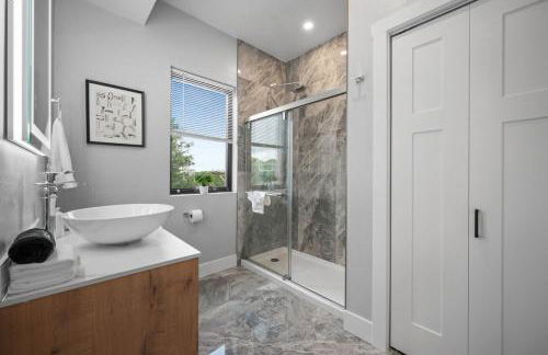 PFR Suites - Highland, 3BR 2BA Shadyside Condo, Penthouse Unit, 2 Decks, Off-Street Parking, 4th Floor Walkup - Foto 6