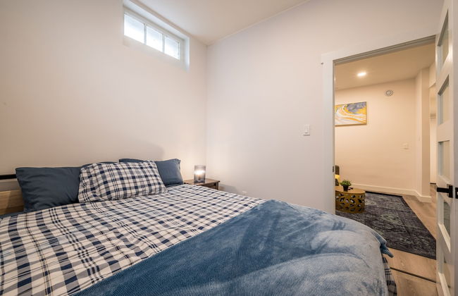 Spacious Newly Renovated 1 Bedroom Suite - Photo 5