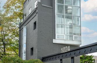 Modern 3BR Townhouse with Private Rooftop & Parking Minutes to NYC - Foto 25