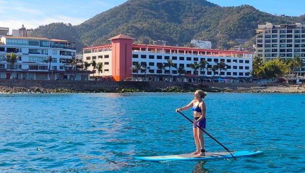 Una mujer disfrutando el tour de paddle surf en Puerto Vallarta
