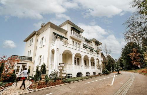 Villa Hedwig - Schwarzwald Apartments mit Thermalbad-Nähe & Balkon mit Bergblick - Foto 2