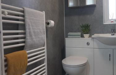 Douglas Apartment - Trains to Edin & Glasgow - Private Parking - Photo 10