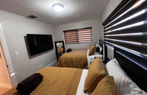 Luxurious Westchester Home Near Miami Clinics - Photo 22