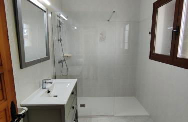 Villa with stunning sea views - Photo 17