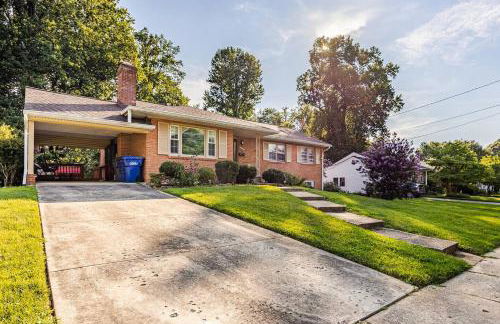 3BR Home - Free Parking-WiFi Kitchen Laundry-Kids Friendly-Near DC & Downtown & Metro-Patio & Deck - Foto 1