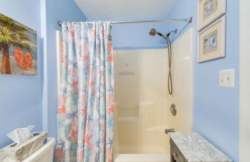 Condo with Deck Walk to Beach and Convention Center! - Foto 16