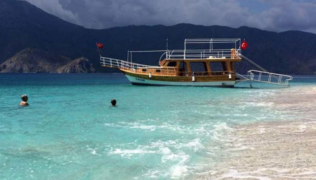 Bateau sur l'île de Suluada