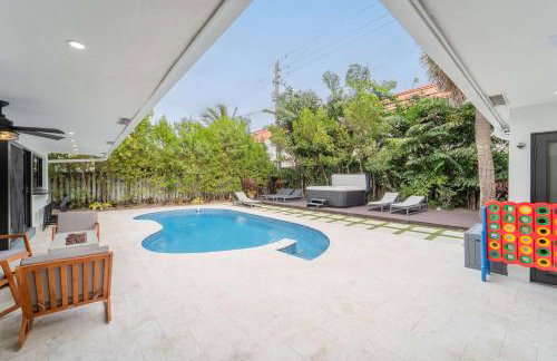 Resort Style Backyard Heated Pool Hot Tub Fire Pit - Foto 7