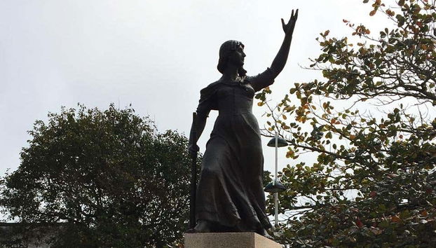 Statue of Anita Garibaldi in Laguna