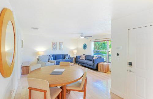 Newly remodeled 8-steps to sand path of Beach! Unit D - Foto 6