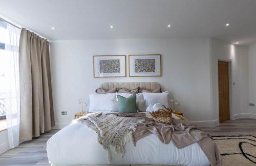 Luxury 1BR Seafront Apartment - Photo 10