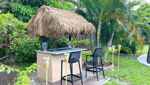 Cozy Coral Cottage with Tiki Hut, Mini Golf, Arcade and Grill - Foto 2, Garden, Garden view