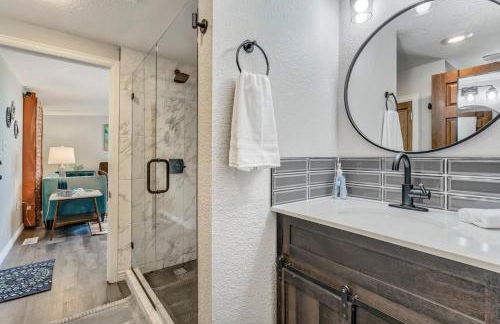 Walkable Downtown Stay with Fire Pit - Foto 9