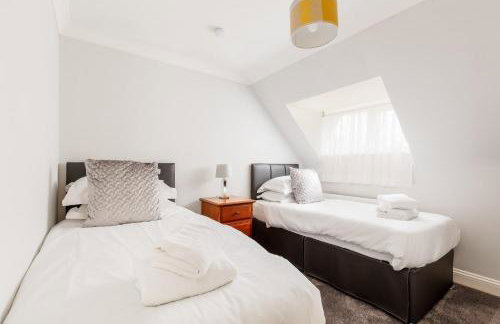 The Gables Penthouse - 15-Minute Walk to Branksome Chine Beach - Photo 9