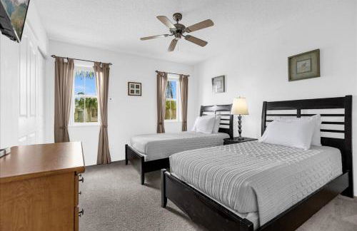 Bluelakeview Luxury Villa with Private Pool & Spa plus Lake Views, BBQ, Games Room - Photo 28