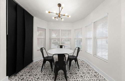 Spacious 6 Bed House near Airport, Pet-Friendly, Close to AFB - Photo 32