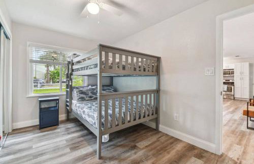 Family Friendly Beach Escape - Modern Retreat near Beaches - Sleeps 6 - Fast WiFi - Foto 29