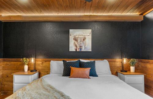 Wood Haven Cabin with a hot tub fire pit & indoor pool - Photo 11