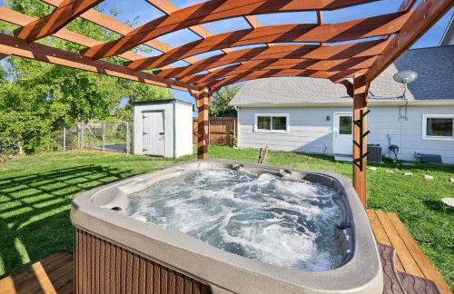 The Perfect Holiday Getaway 5BR 4BA with Pool and Hot Tub - Photo 34