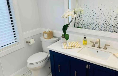 A Regal Retreat- Exclusive Parking, Prime Location - Foto 34