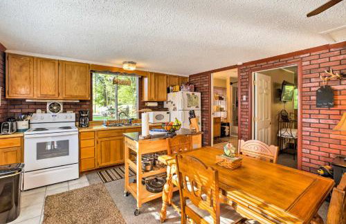 Cozy Waterfront Cottage with Deck on White River! - Foto 7