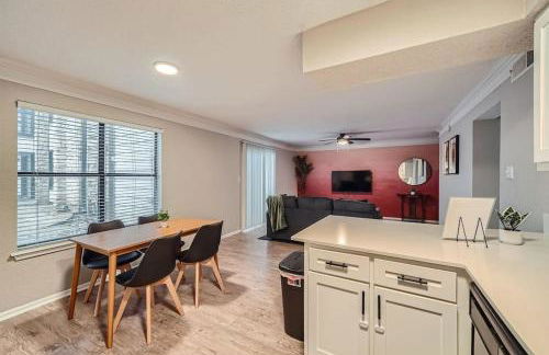 Your Chill 2B Getaway - 10min to DTWN - W/D, Pool, Prkg - Foto 7