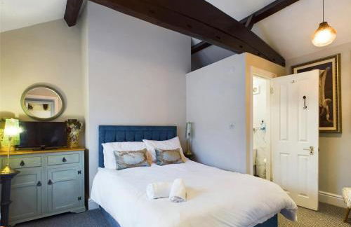 Montague House Town Centre sleeps up to 12 guests - Photo 17