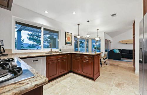 Hot Tub with A View and Large Back Deck & Game Room - Foto 10