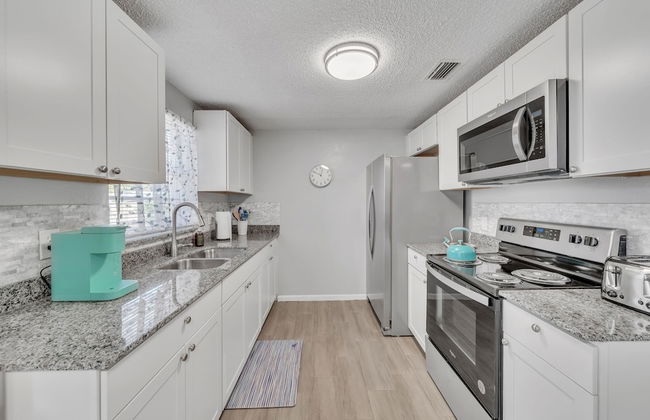 Serenity Retreat: Charming Home Near Attractions! 3 Bedroom Home by RedAwning - Foto 10