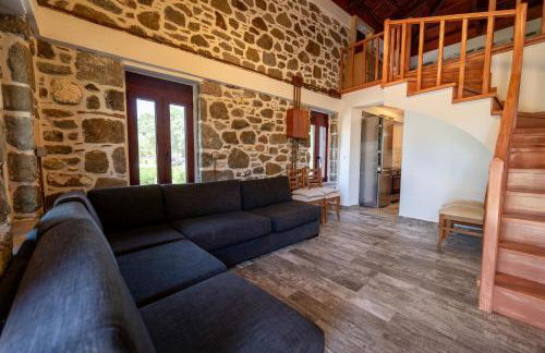 Villa & Stone House with Pool, 10 Mins to Skala Eressos Beach - Foto 13