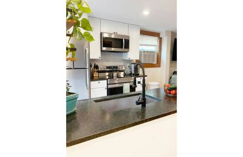 Cozy 3 Bedroom Getaway with Hot Tub - Foto 4