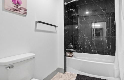 Midnight Marvel - Amazing City Views, Free Parking - Foto 31