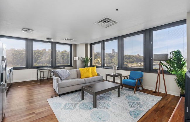 Sleek 2BR Downtown Retreat with Gym - Foto 30