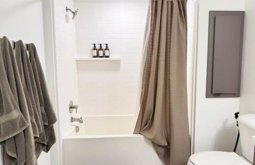 Luxe Deco Haven with Pool, Gym & Parking Close to Disneyland - Foto 68