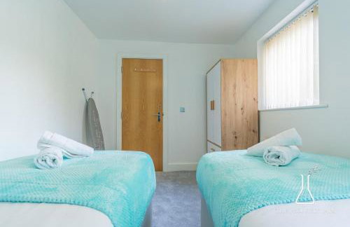 Luxury Birmingham City Centre Townhouse with BALCONY- Sleeps 10 - FREE Parking - Perfect for Contractors, Business Travellers, Families and other Groups - Near Bullring, Newstreet, Selfridges, NEC, NIA & Birmingham airport - Photo 31