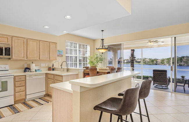 Crown Colony #101 - 16146 Mount Abbey Way 2 Bedroom Condo by RedAwning - Foto 8