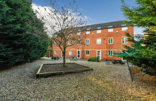 Spacious 6-Bed Home Sleeps 12, Near Highfields Park - Photo 29