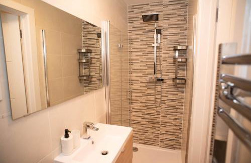 Walnut Flat, 2-Bedroom with Ensuite - Parking, Netflix, WIFI - Close to Oxford, Bicester & Blenheim Palace - F4 - Photo 5