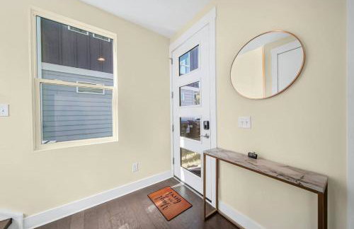 Modern 4-Story 3-BR Townhome with Rooftop Lounge - Foto 48