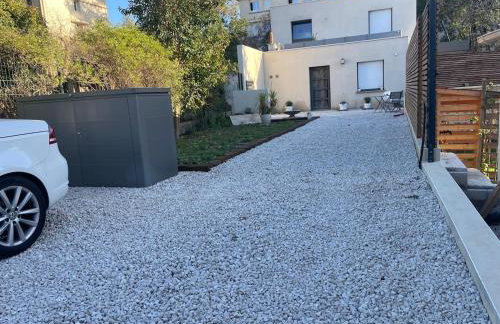 Glass and wood designer villa with garden in centertown - Foto 13